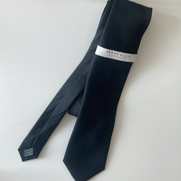 Perry Ellis Black Tie Portfolio 100% Polyester Regular length/size Men’s Tie - Picture 5 of 5